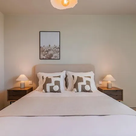 Stunning House With Pool By Lovelystay