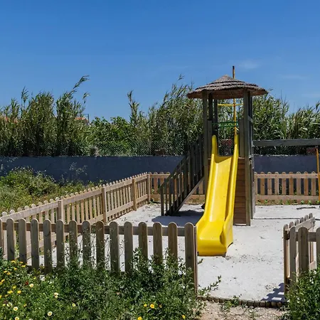 Stunning House With Pool By Lovelystay