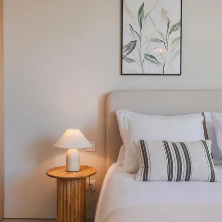 Stunning House With Pool By Lovelystay