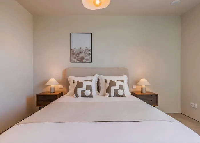 Stunning House With Pool By Lovelystay