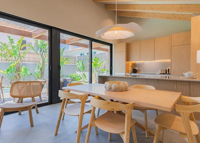 Stunning House With Pool By Lovelystay